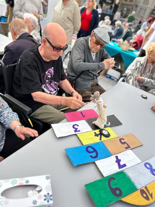 Juegos de infancia recordados durante el Dia de la gente mayor