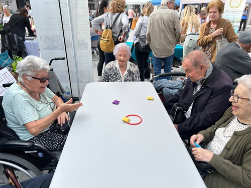 Residentes juegan a diversos juegos de su infancia durante la celebración del Dia de la gente mayor