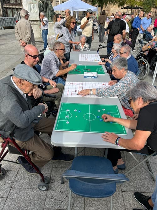 Diversas residencias locales se juntaron en la plaça Dr. Robert de Sabadell para celebrar el Dia de la gente mayor