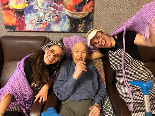 Castañeras posan sonrientes junto a un residente