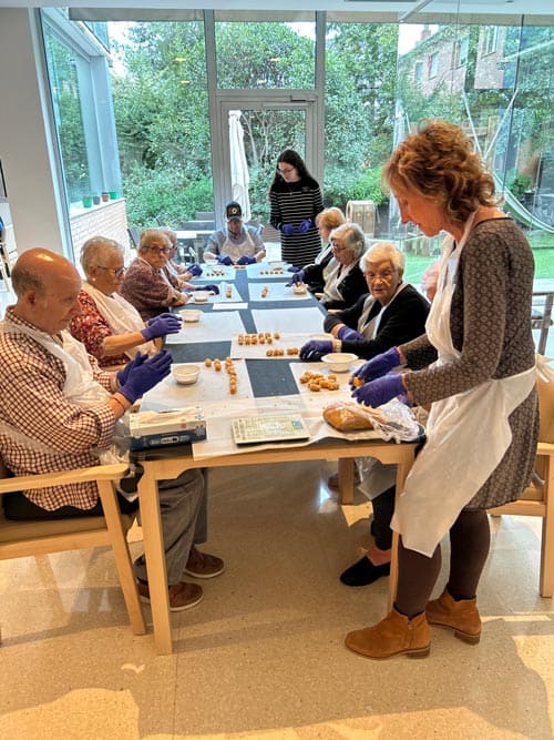 El taller de cocina de elaboración de platos tradicionales es otra de las actividades destacadas de celebración de la Castañada