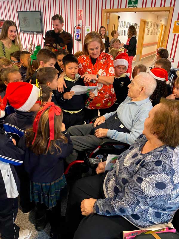 Niños y niñas leen poemas a los mayores