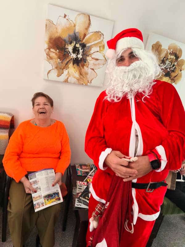 Papá Noel posa junto a una residente
