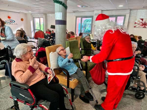 Papá Noel entrega regalos