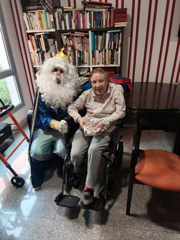 Melchor posa junto a una residente