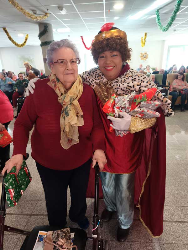 Una residente feliz con su regalo de reyes