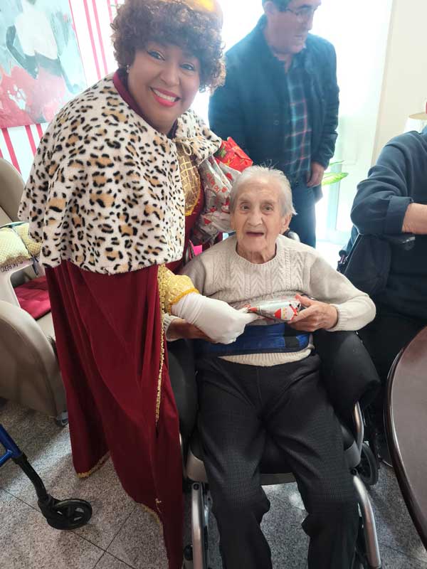 Otra residente con su regalo de reyes