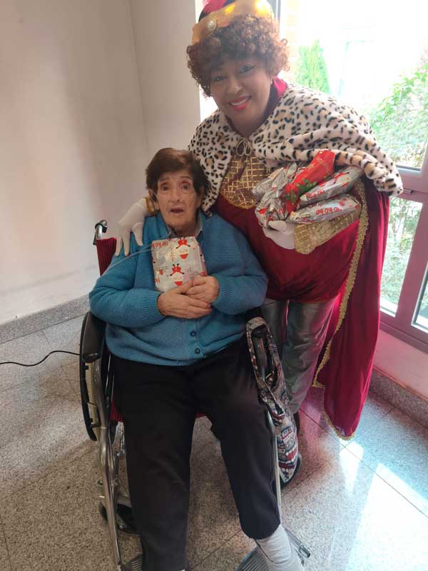 Otra residente más recibe su regalo de reyes
