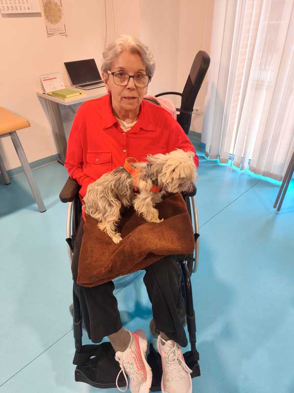 El perrito de terapia interactúa con los residentes