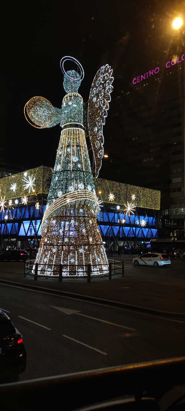 Imagen de una de las calles decoradas del centro de Madrid