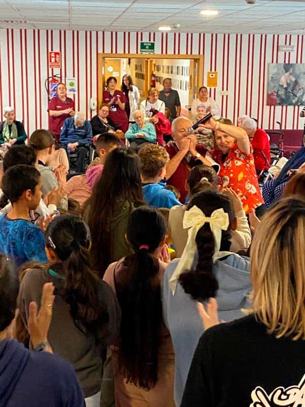 Los residentes cantan villancicos