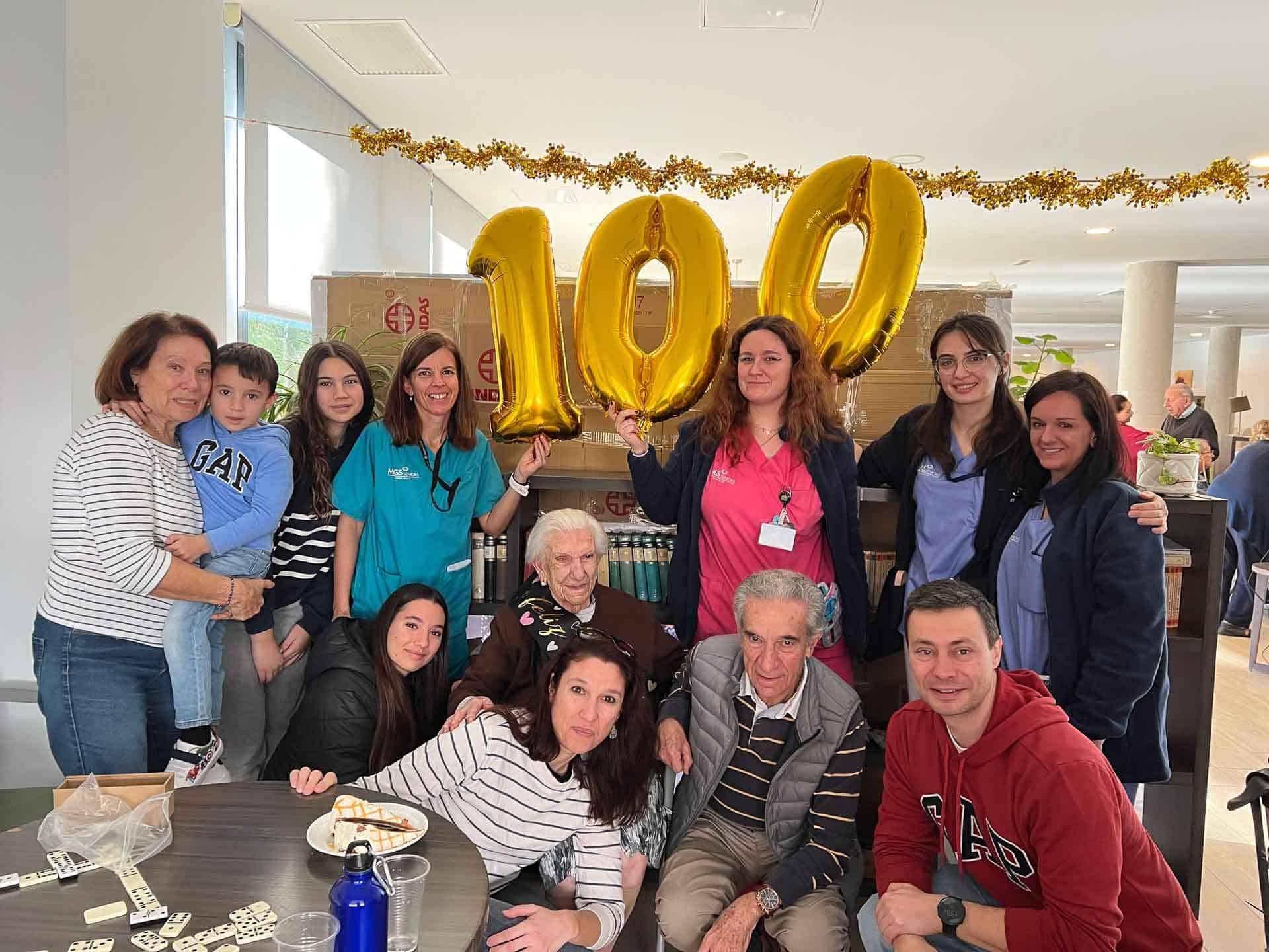 Cumpleaños de una residente que cumple 100 años