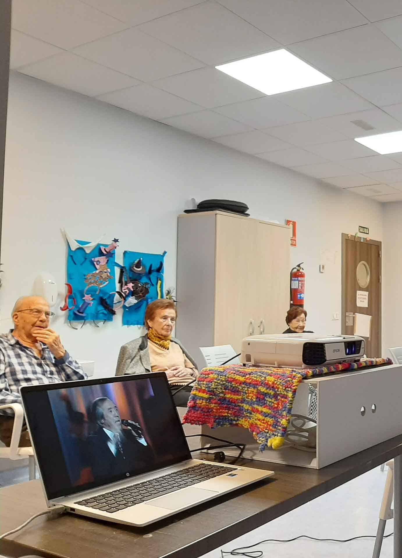 Los residentes cantan sus canciones preferidas en el karaoke