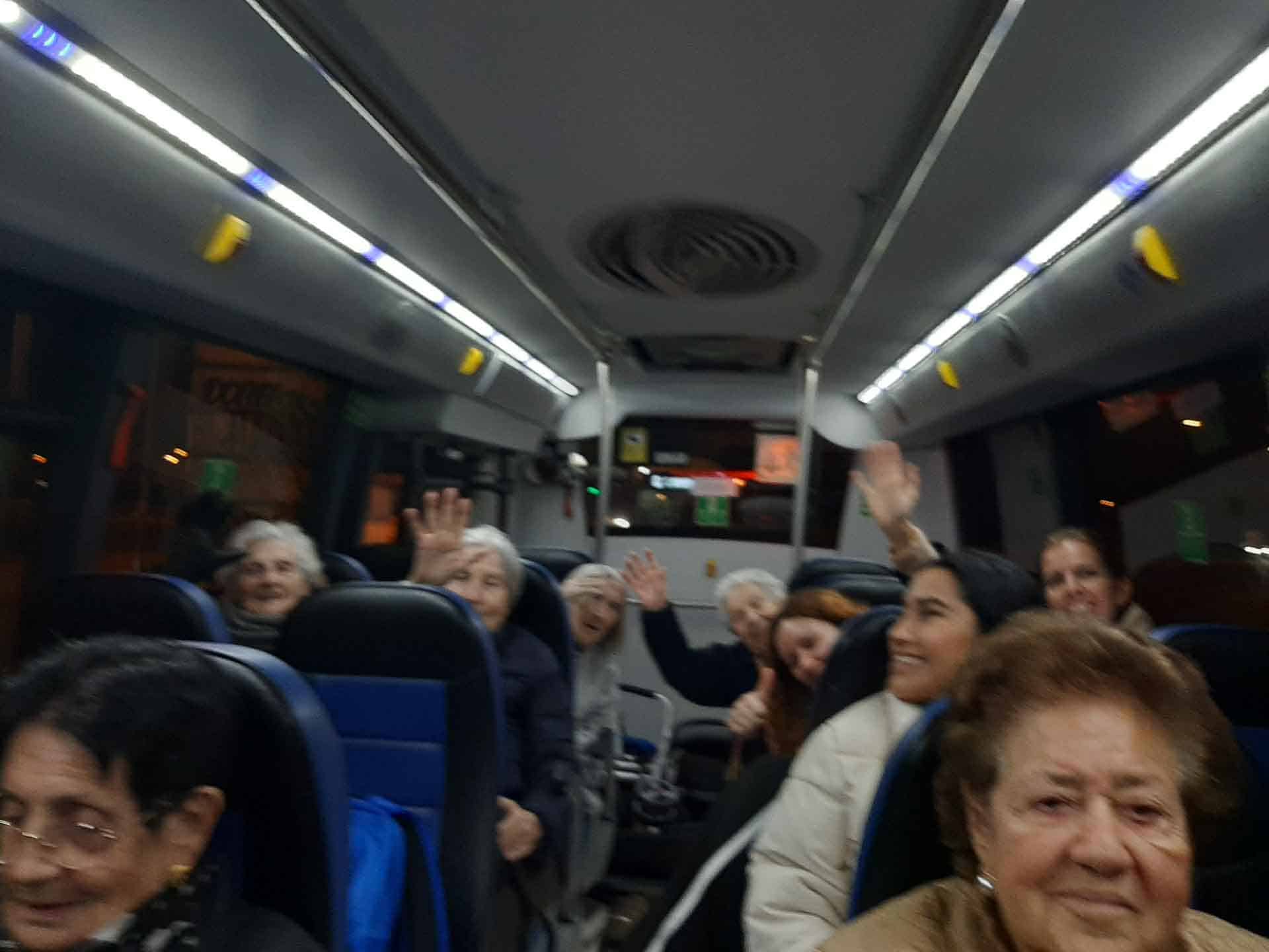 Los residentes en el autobús durante una excursión