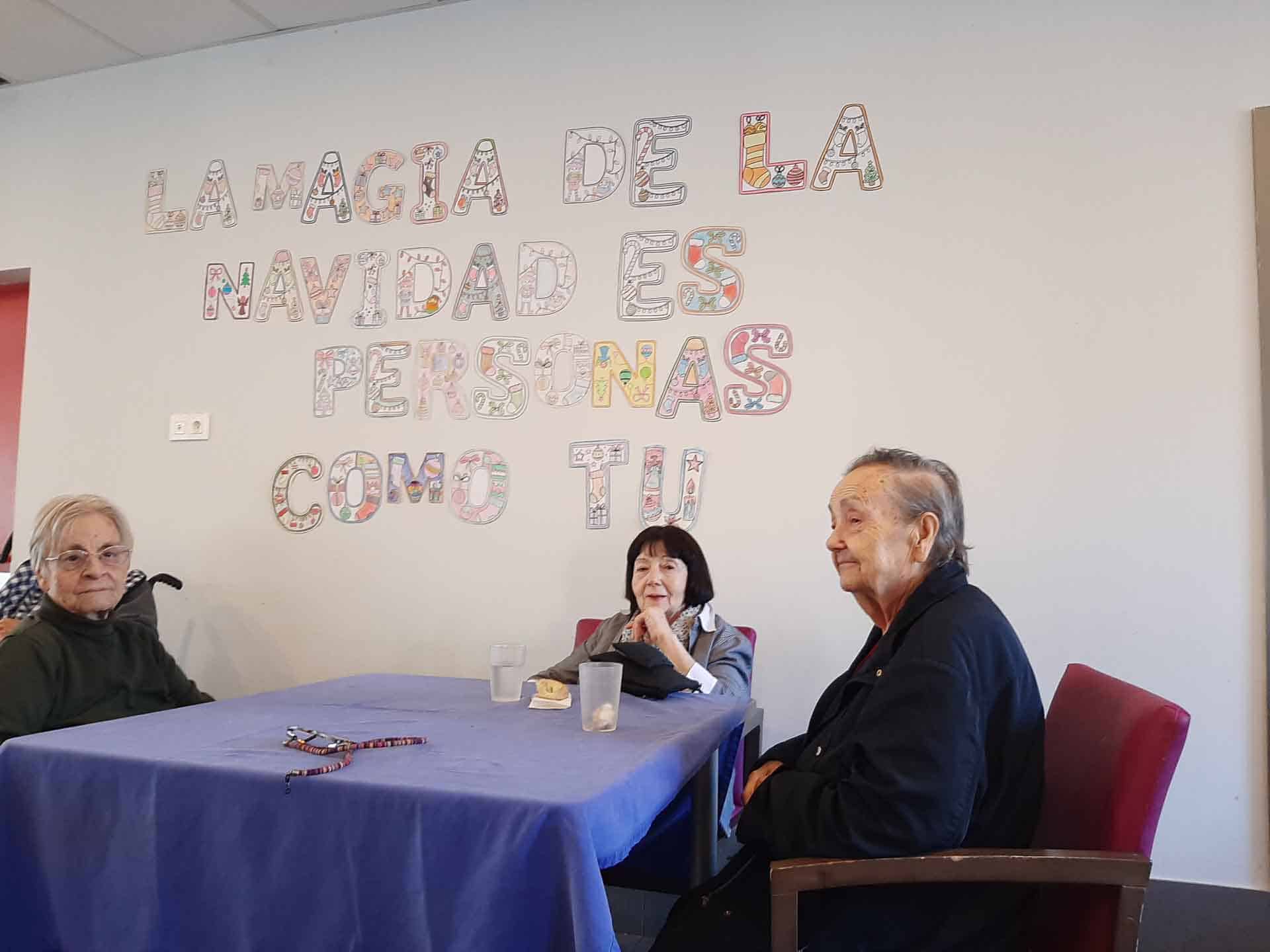 Los residentes realizan parte de la decoración navideña