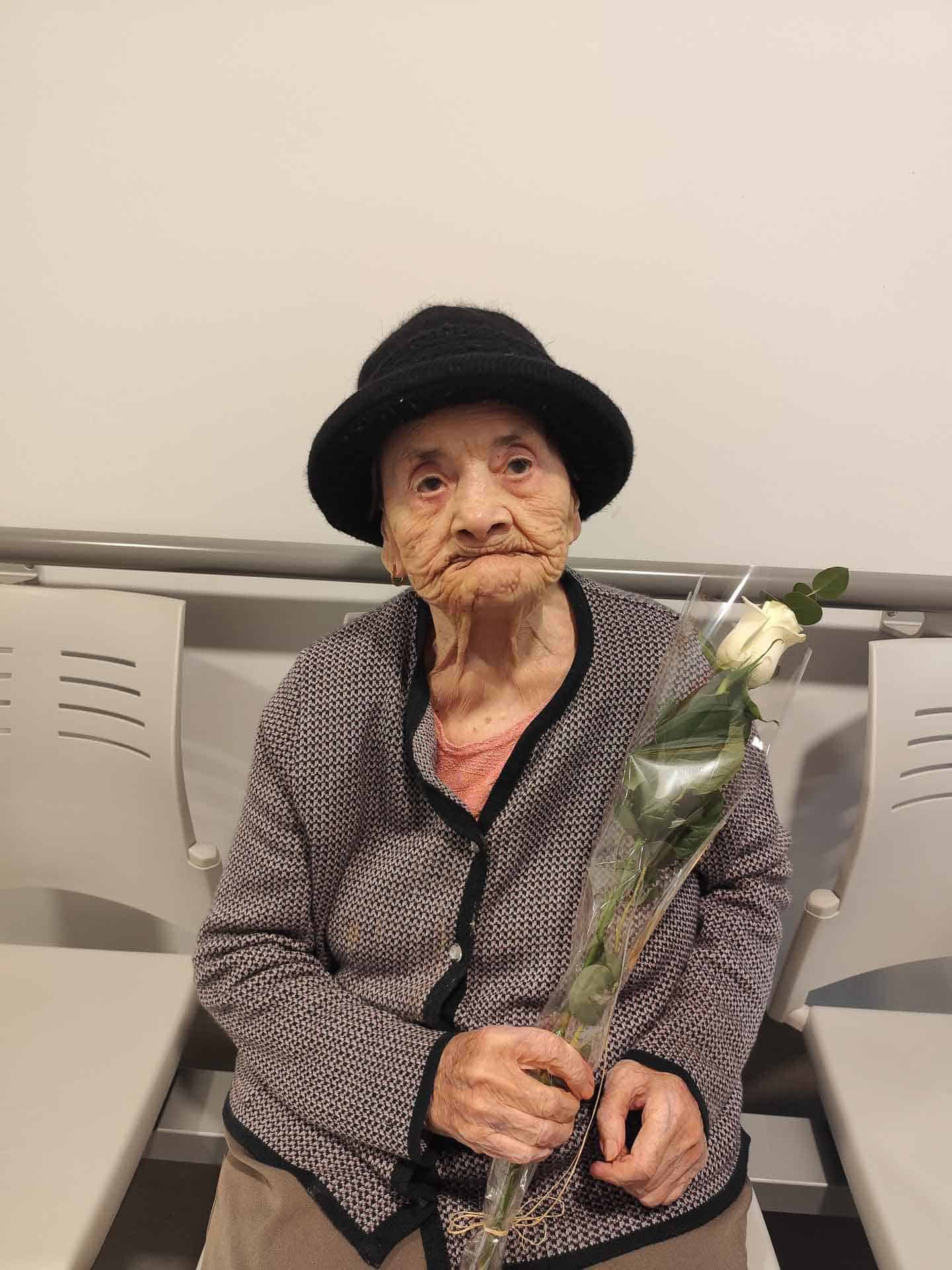 Los residentes soplan las velas en su cumplealaños