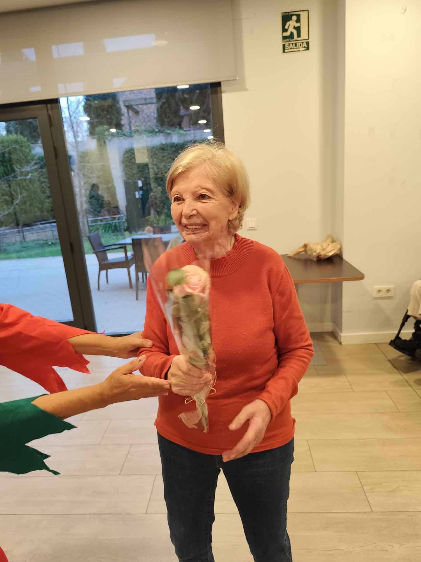 Momento en el que una residente recibe su rosa