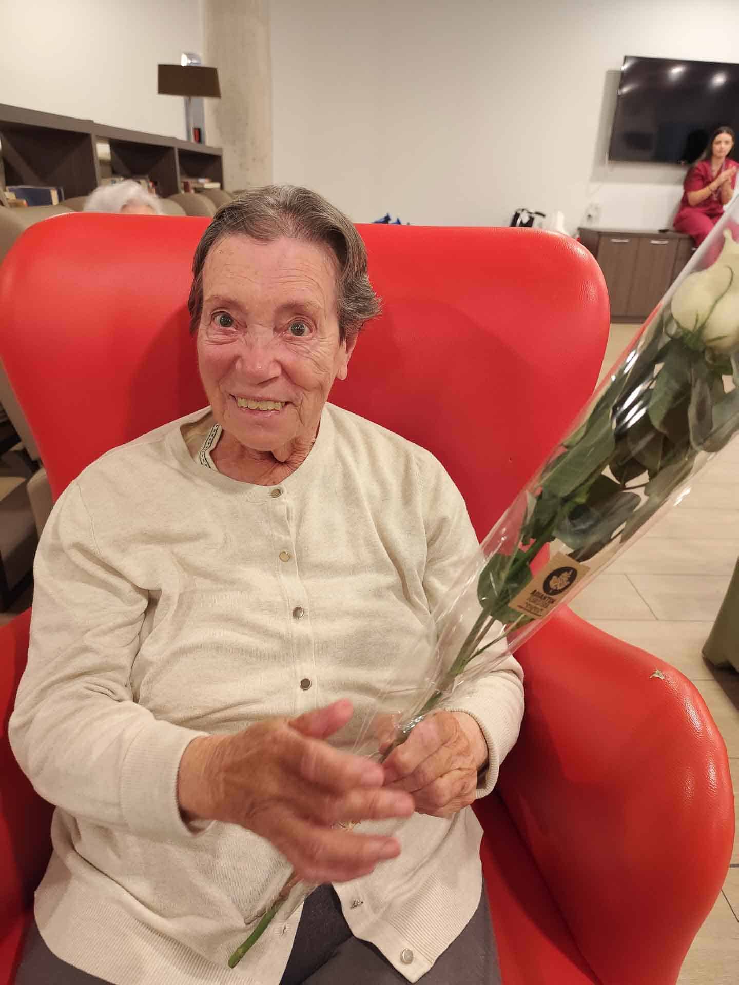 Otra residente posa con su rosa