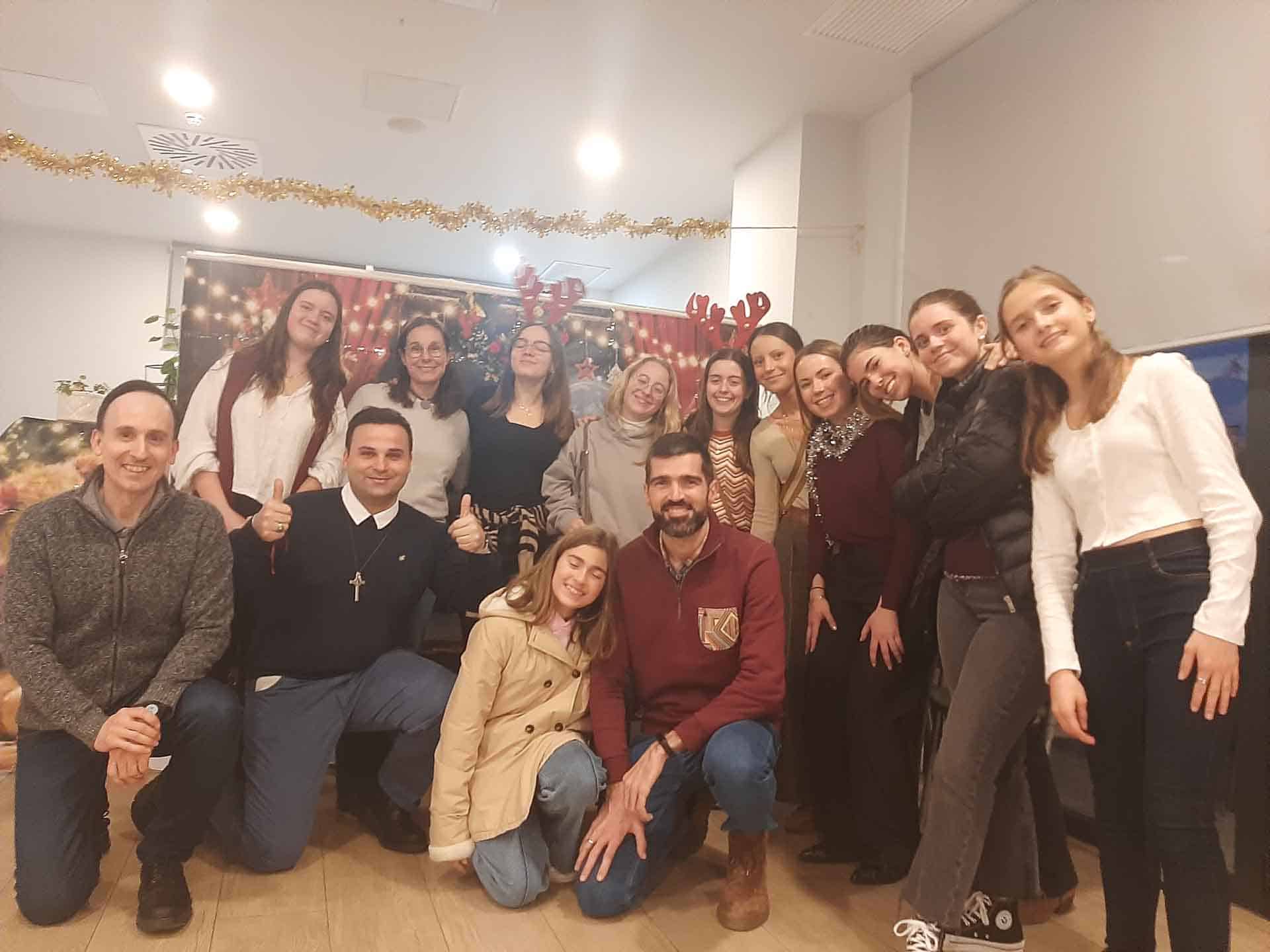 Participantes en el bingo intergeneracional