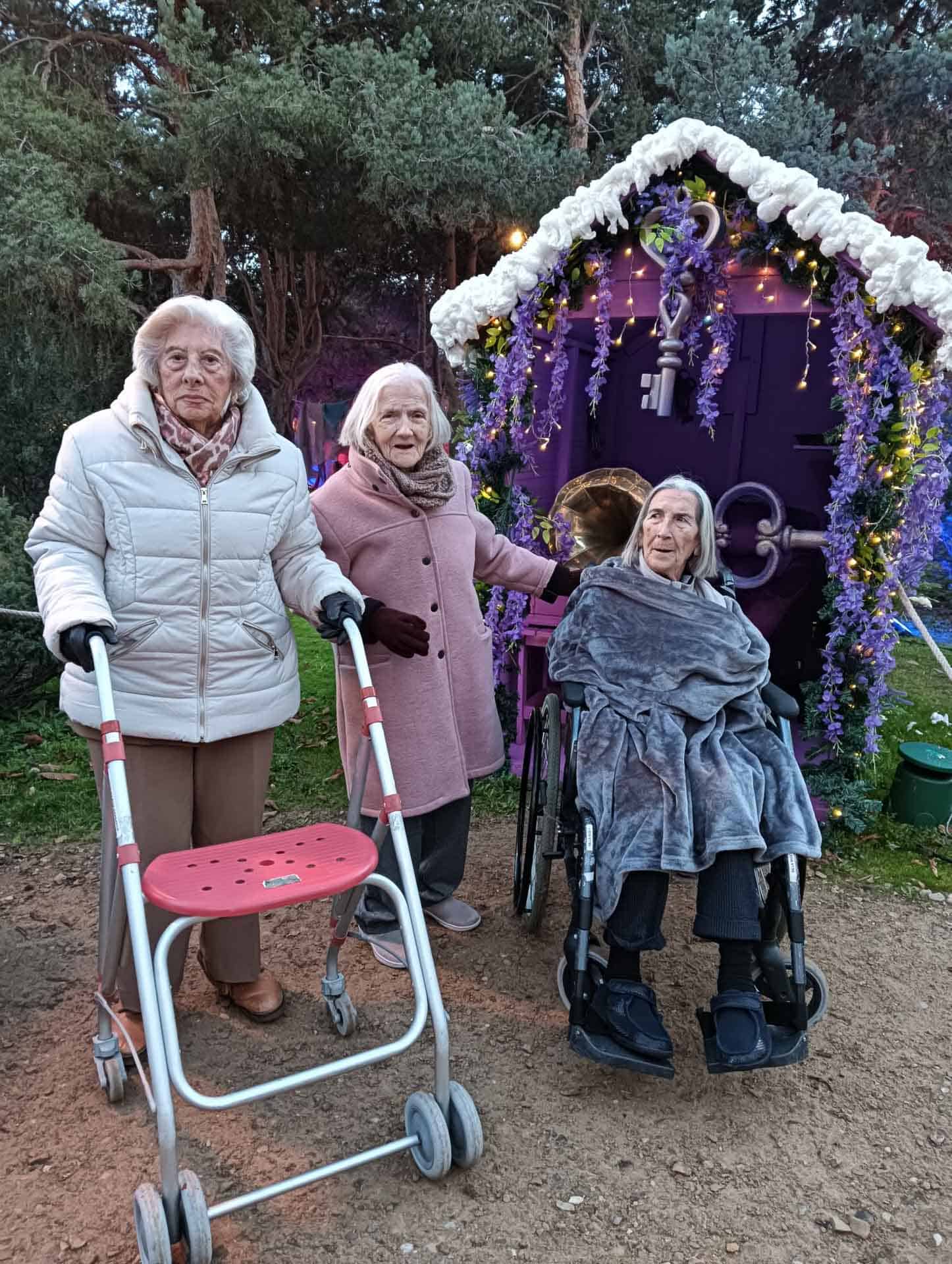 Residentes posan con la decoración del Manantial de los Sueños