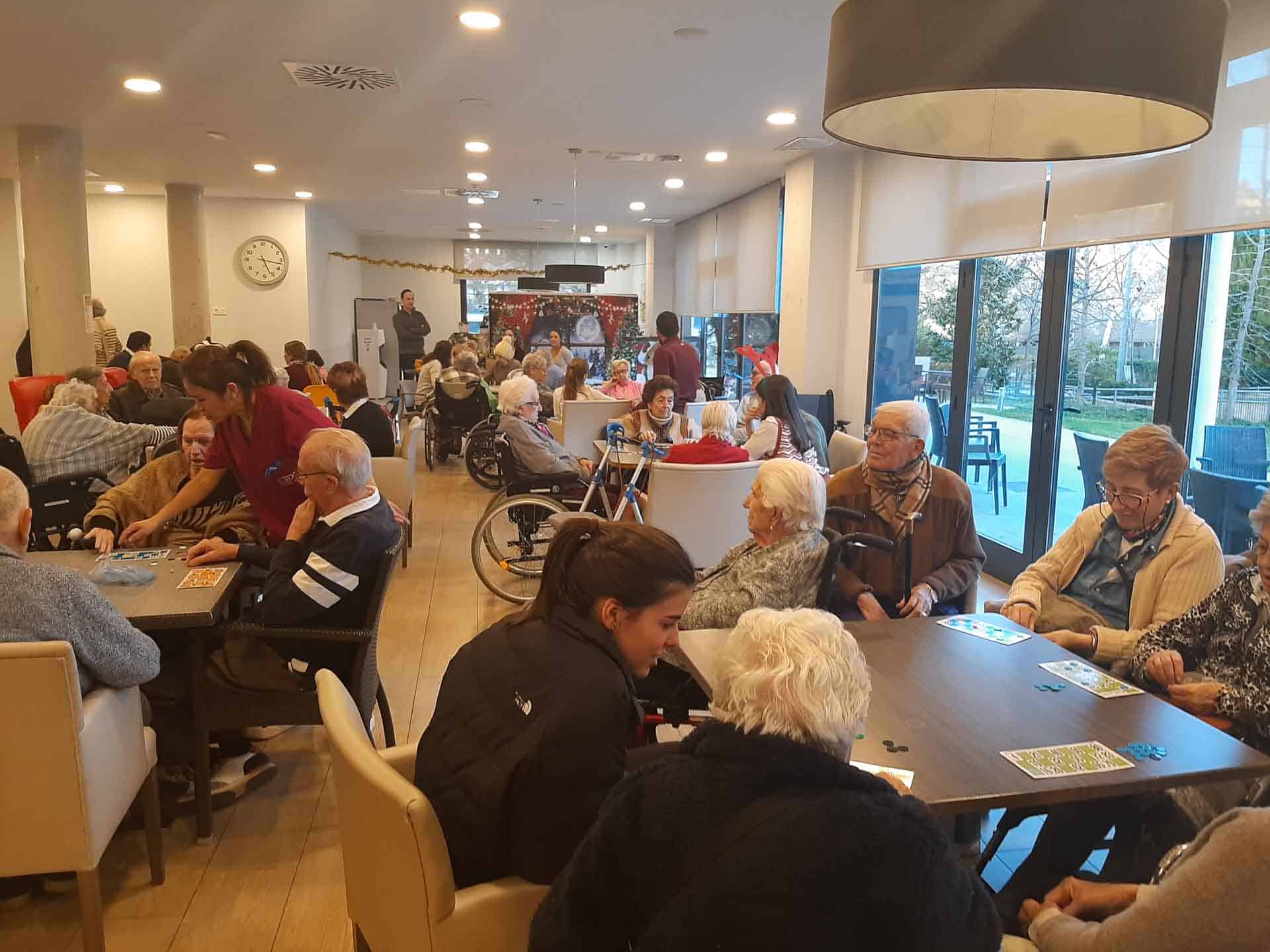 Residentes reciben sus premios al ganar partidas de bingo