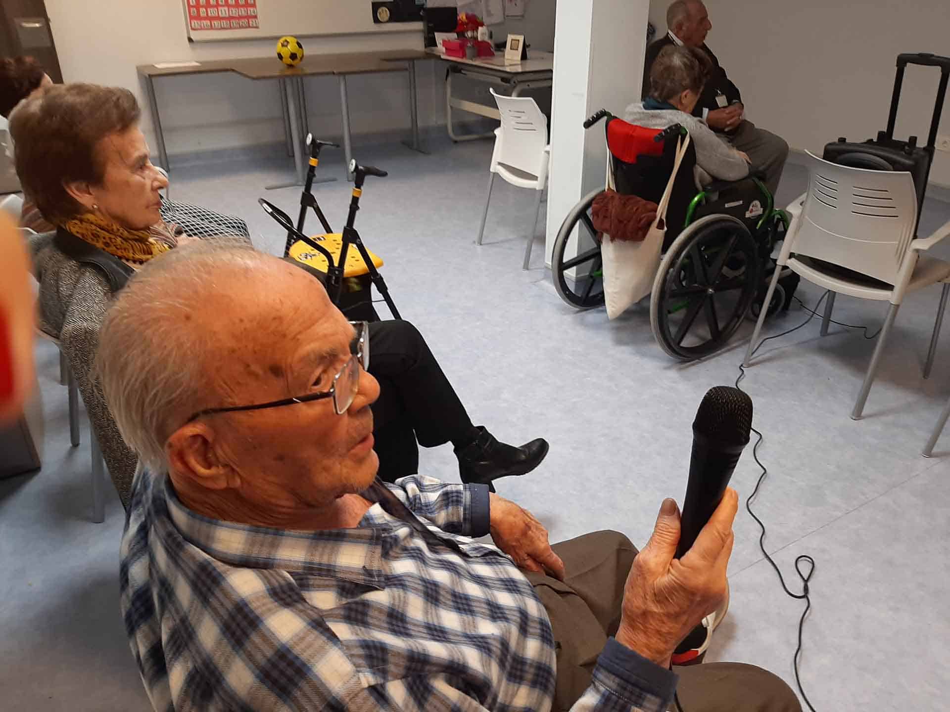 Sesión de karaoke navideño