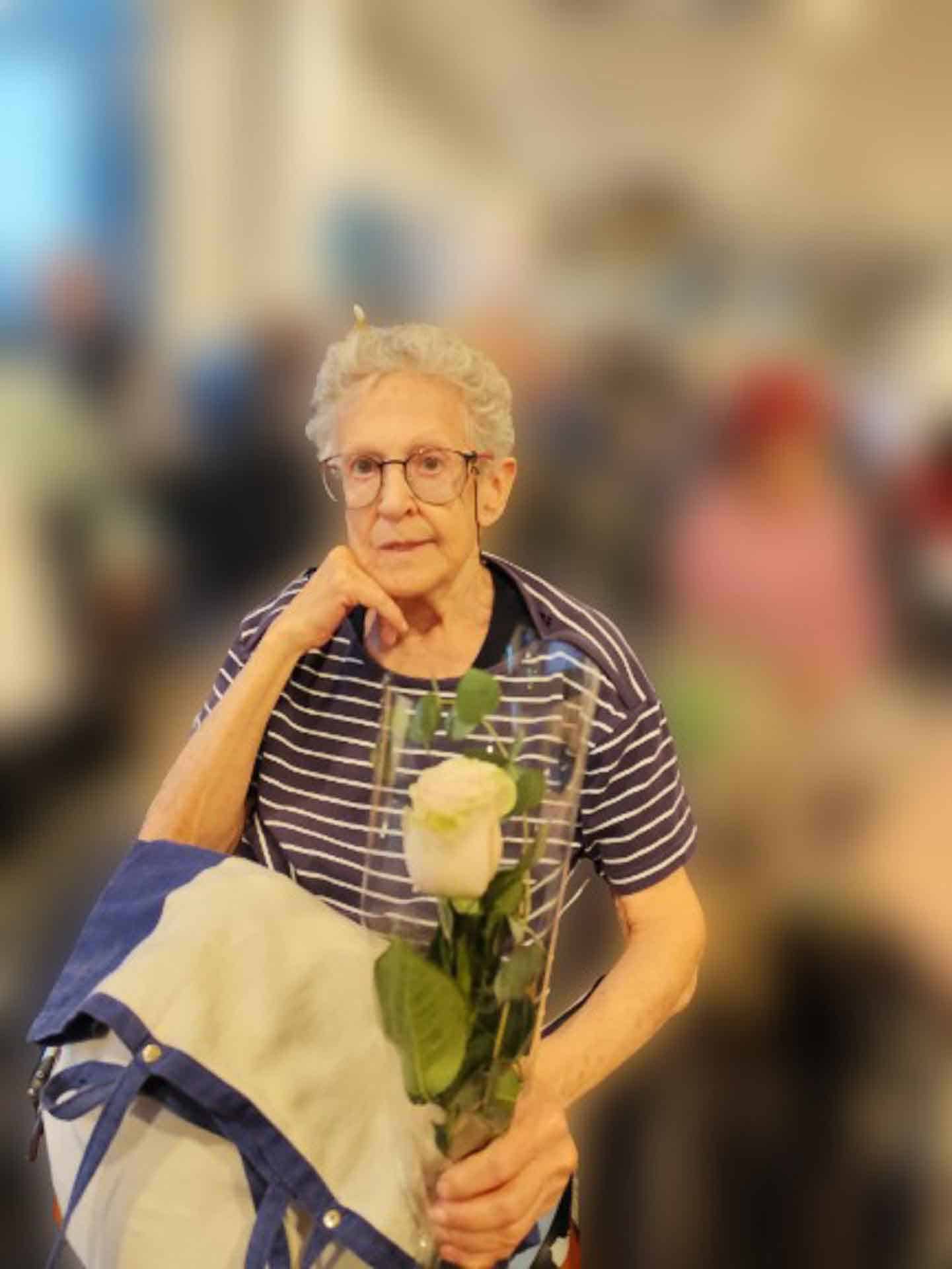 Una residente recibe una rosa blanca por su cumpleaños