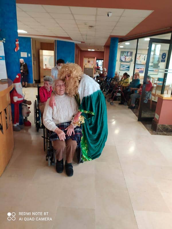 Melchor posa con los residentes