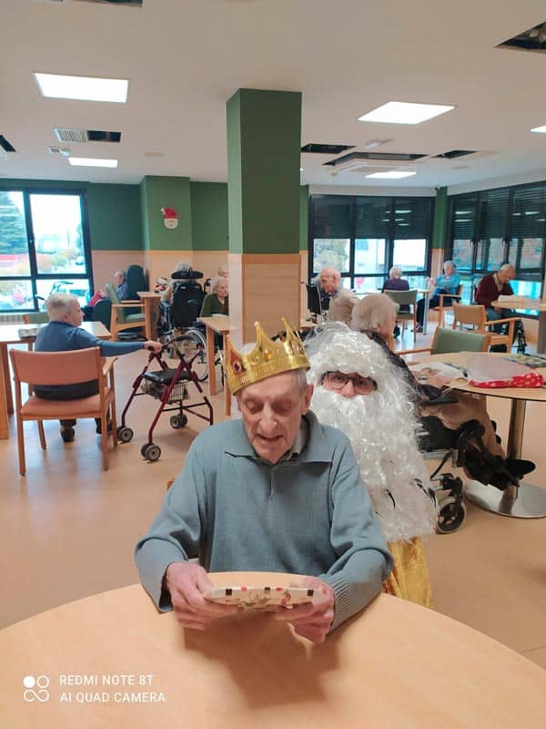 Un residente abre uno de sus regalos de Reyes