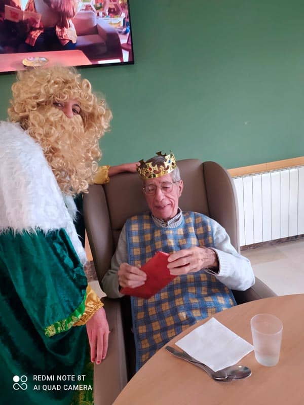 Otro residente abre uno de sus regalos