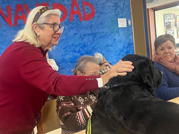 Residentes felices pudiendo acariciar al perrito