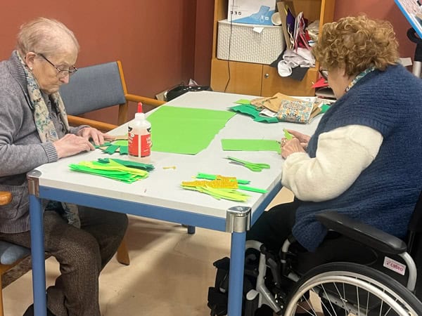 Otras residentes elaboran más manualidades