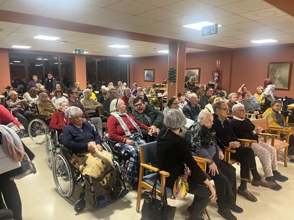 Los residentes de Riosol esperan el inicio de una actuación de baile