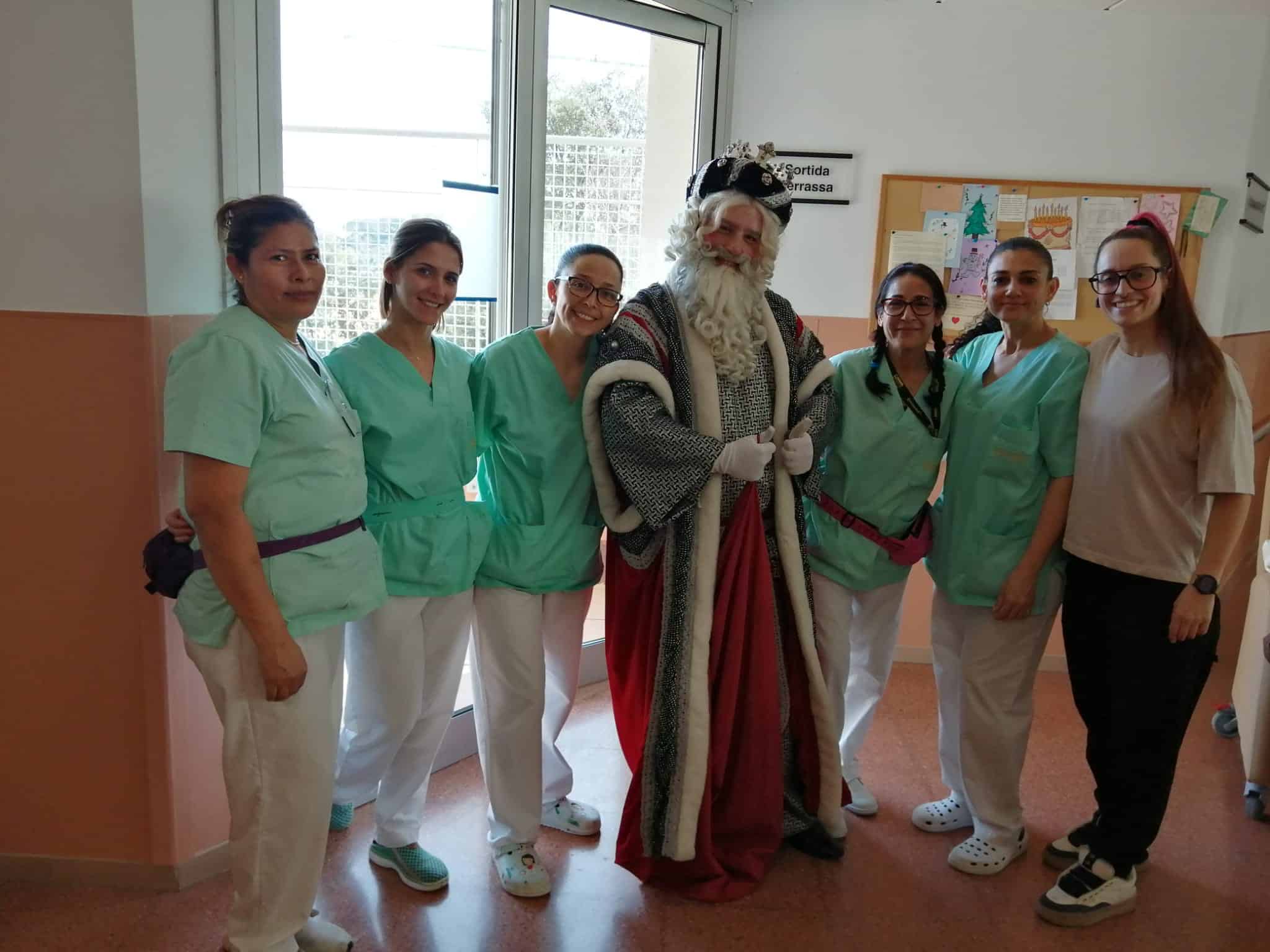 Las auxiliares de Benviure posan junto al rei mago Gaspar