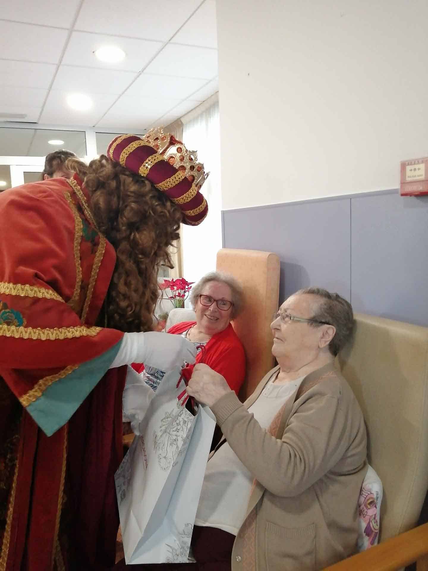 El rei Melchor entrega regalos a los residentes