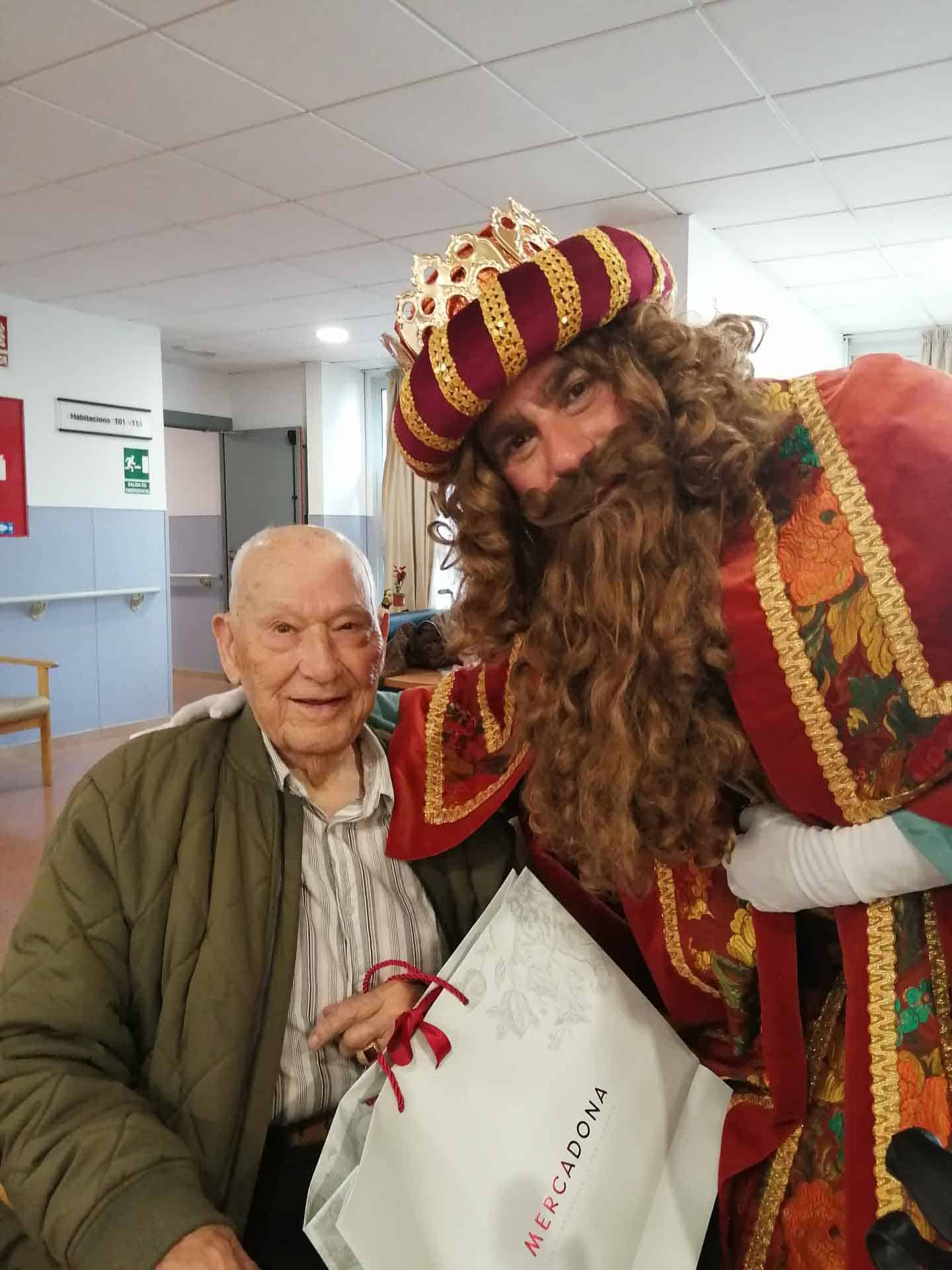 Otra residente posa feliz con Melchor