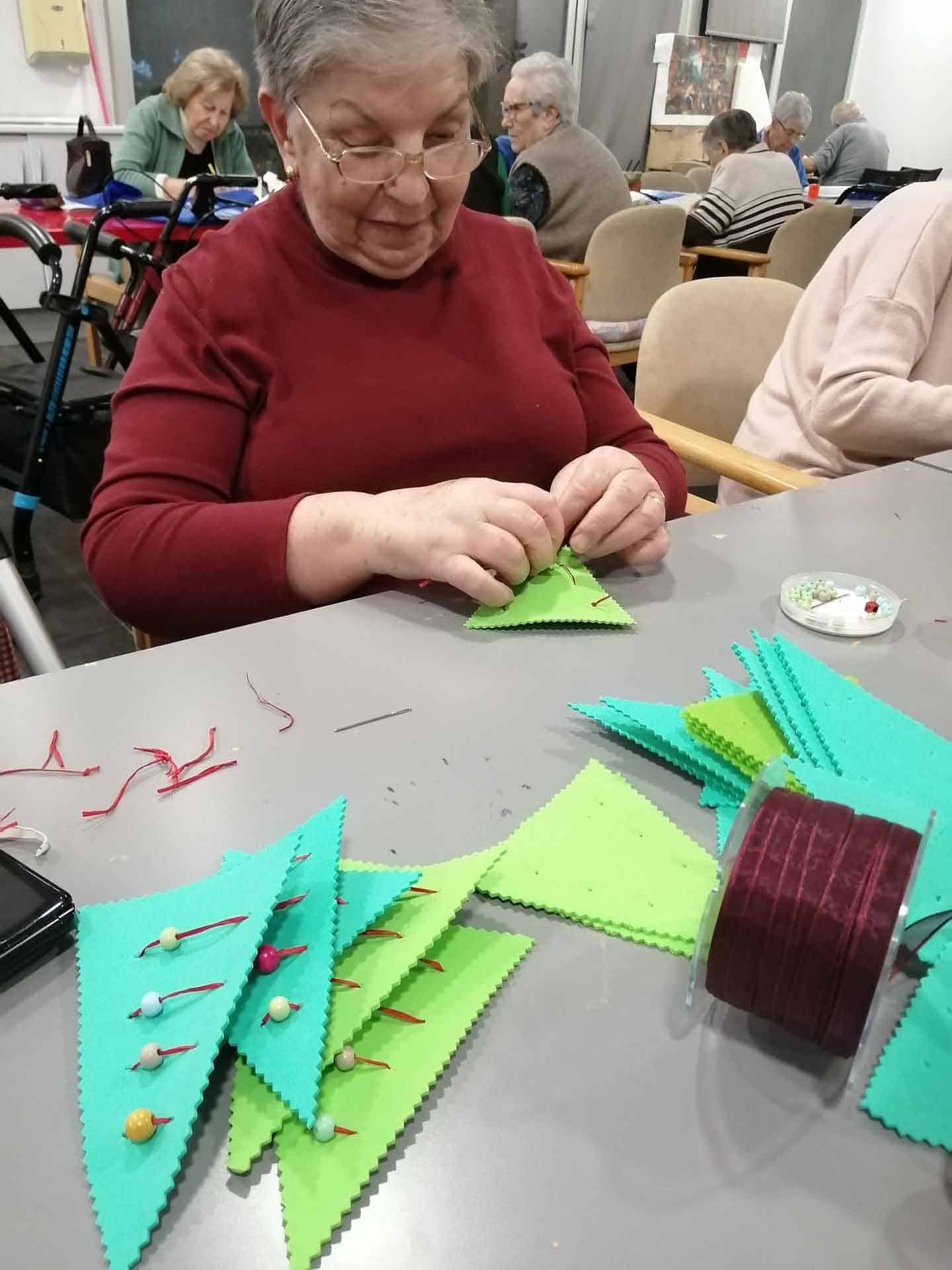 Manualidades navideñas en Benviure durante la Navidad de 2024