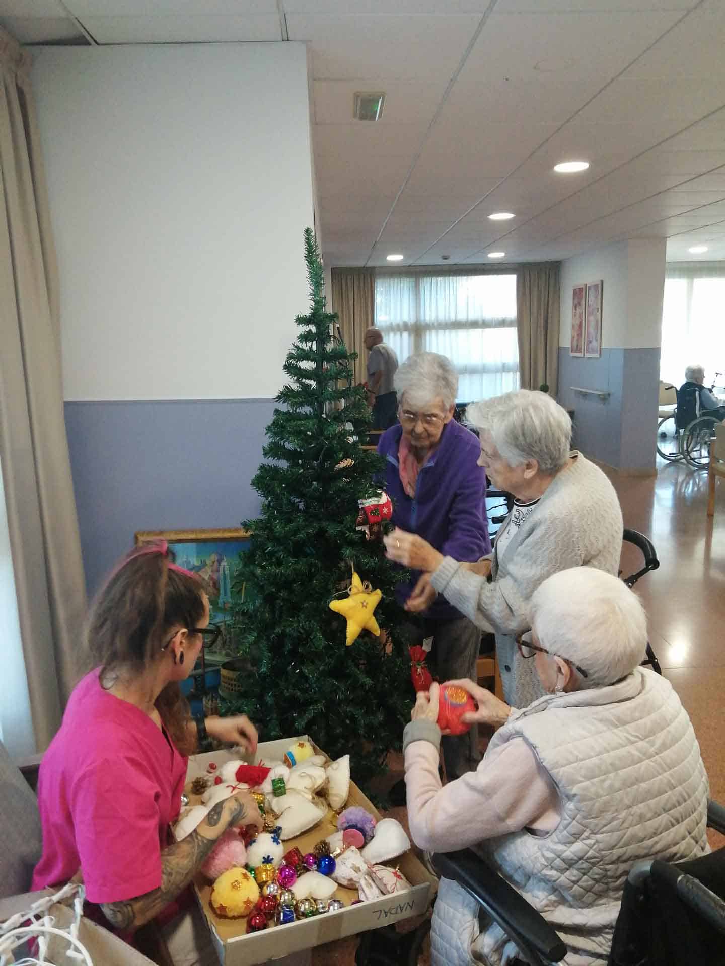 Montaje del árbol de Navidad por parte de los residentes