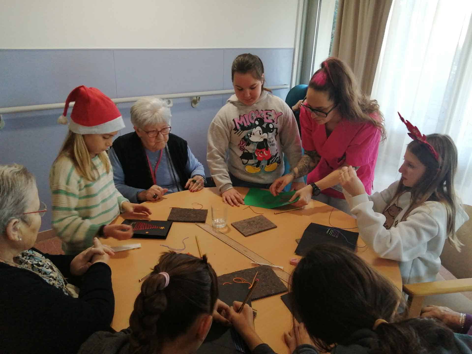 Los niños visitante de un colegio interactúan con los mayores