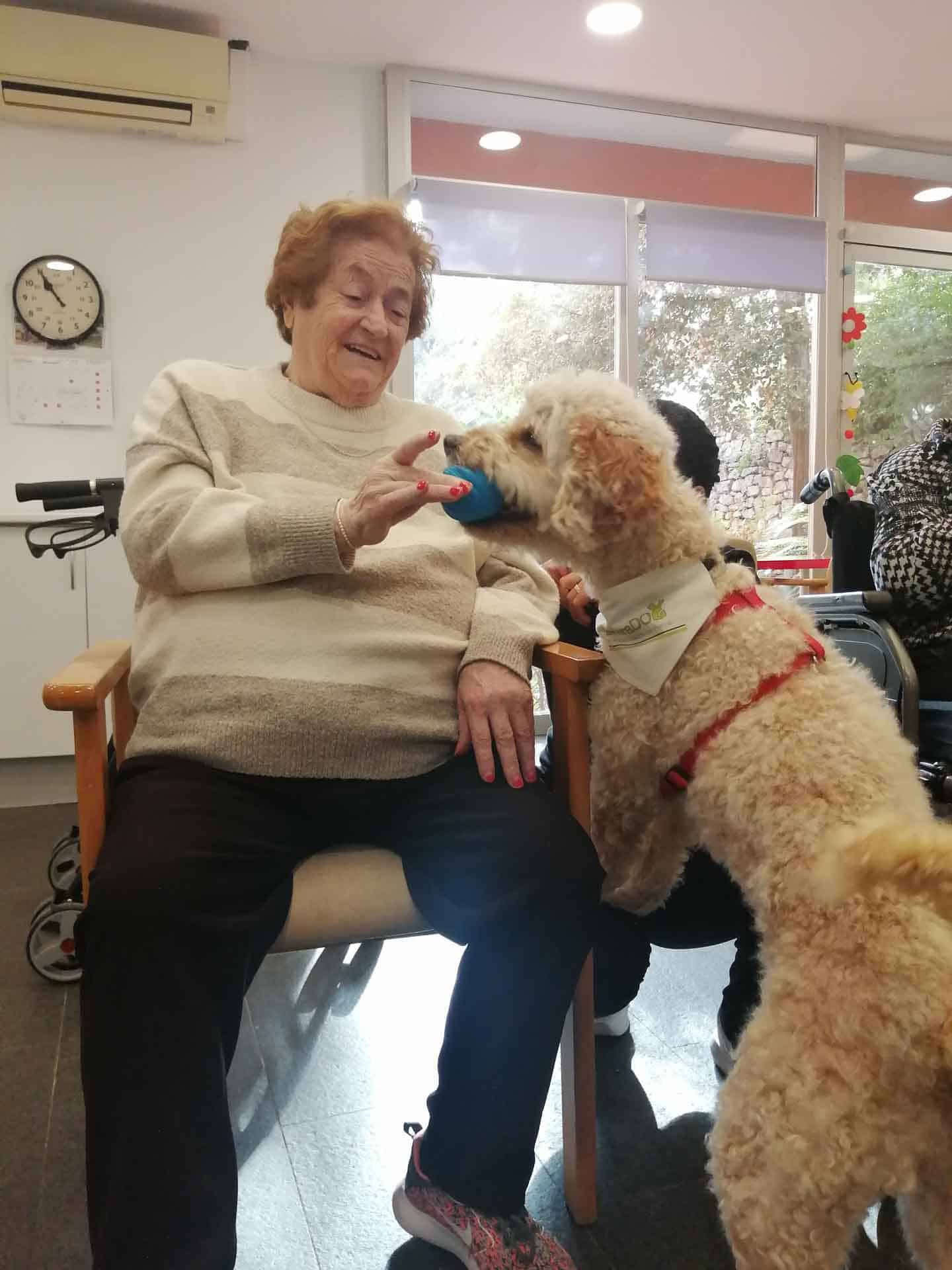 Una residente posa junto a un perrito