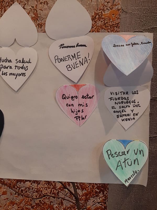 Deseos enganchados en forma de corazón en el mural de los deseos