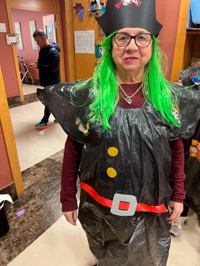 Una residente vestida de pirata