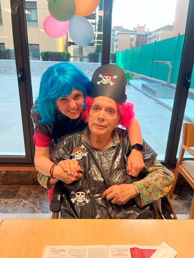 Una auxiliar posa junto a una residente vestidas ambas de piratas