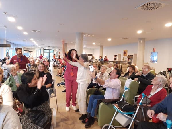 Trabajadores y residentes bailan durante la celebración de San Valentín