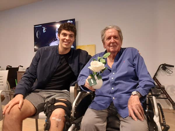 Residente posa junto a su nieto