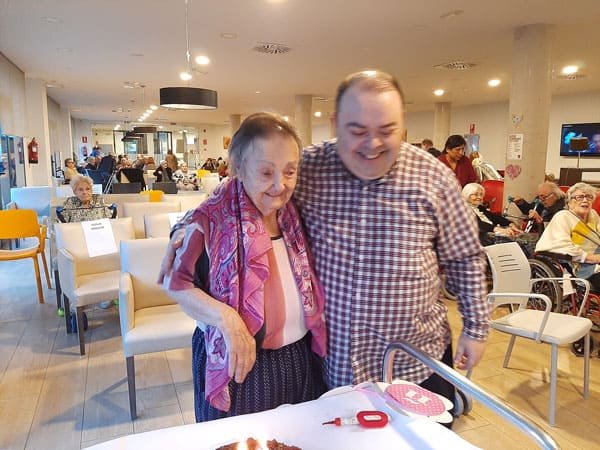 Residente posa junto a su hijo