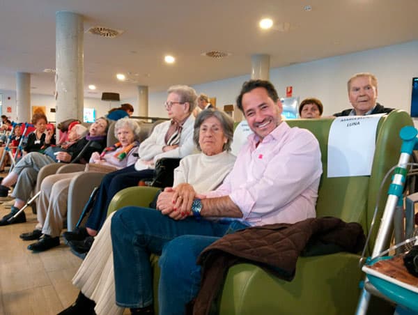Residente posa sonriente en la visita de un familiar