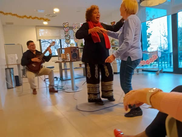 Residentes bailan para celebrar San Valentín