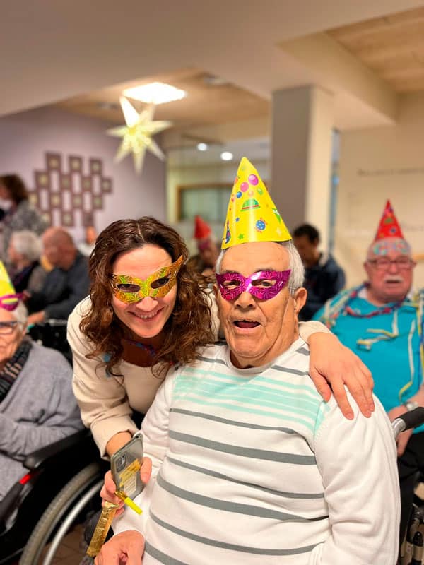 Residentes con gorros y máscaras de fiesta