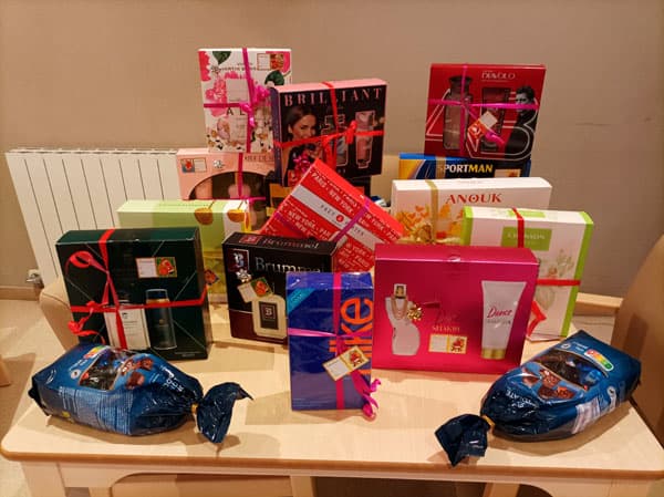 Regalos para los residentes traídos por Papá Noel